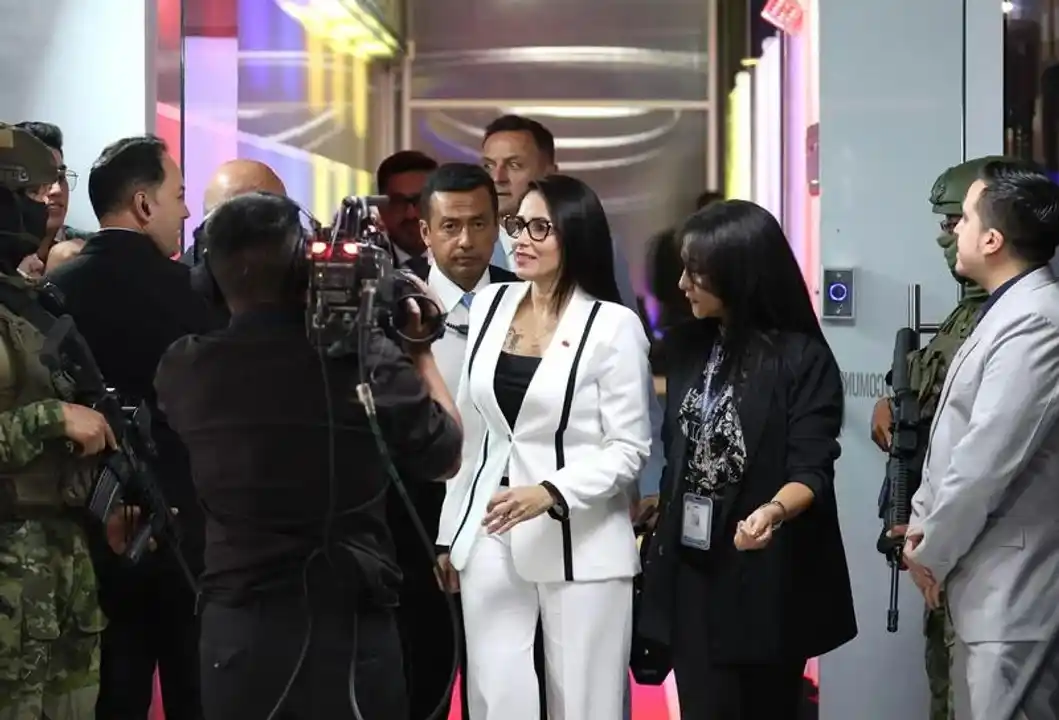Luisa González busca ser elegida primera presidenta de Ecuador