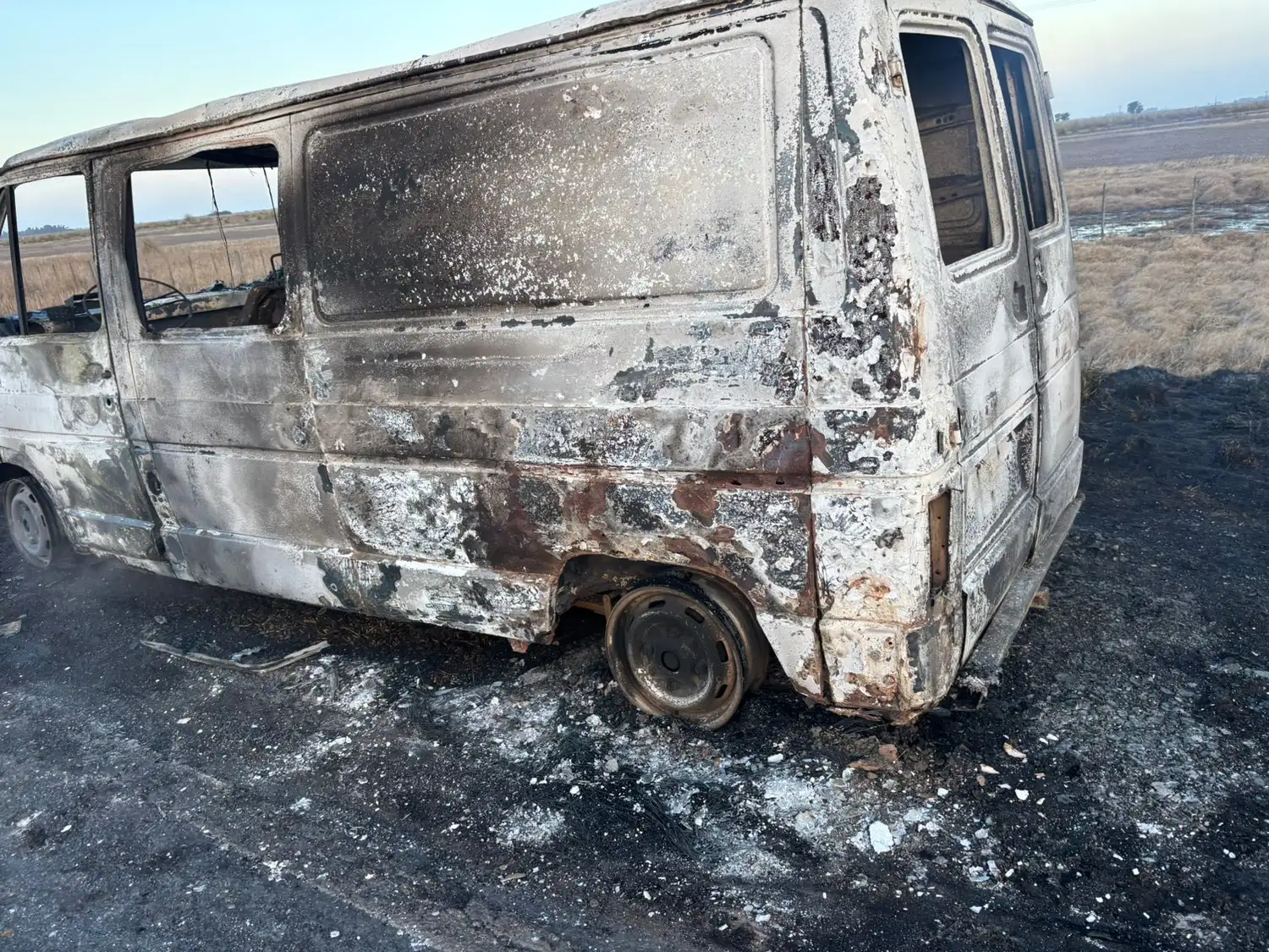 Un utilitario fue consumido completamente por el fuego propagándose sobre la banquina. Crédito: Bomberos de Venado Tuerto.