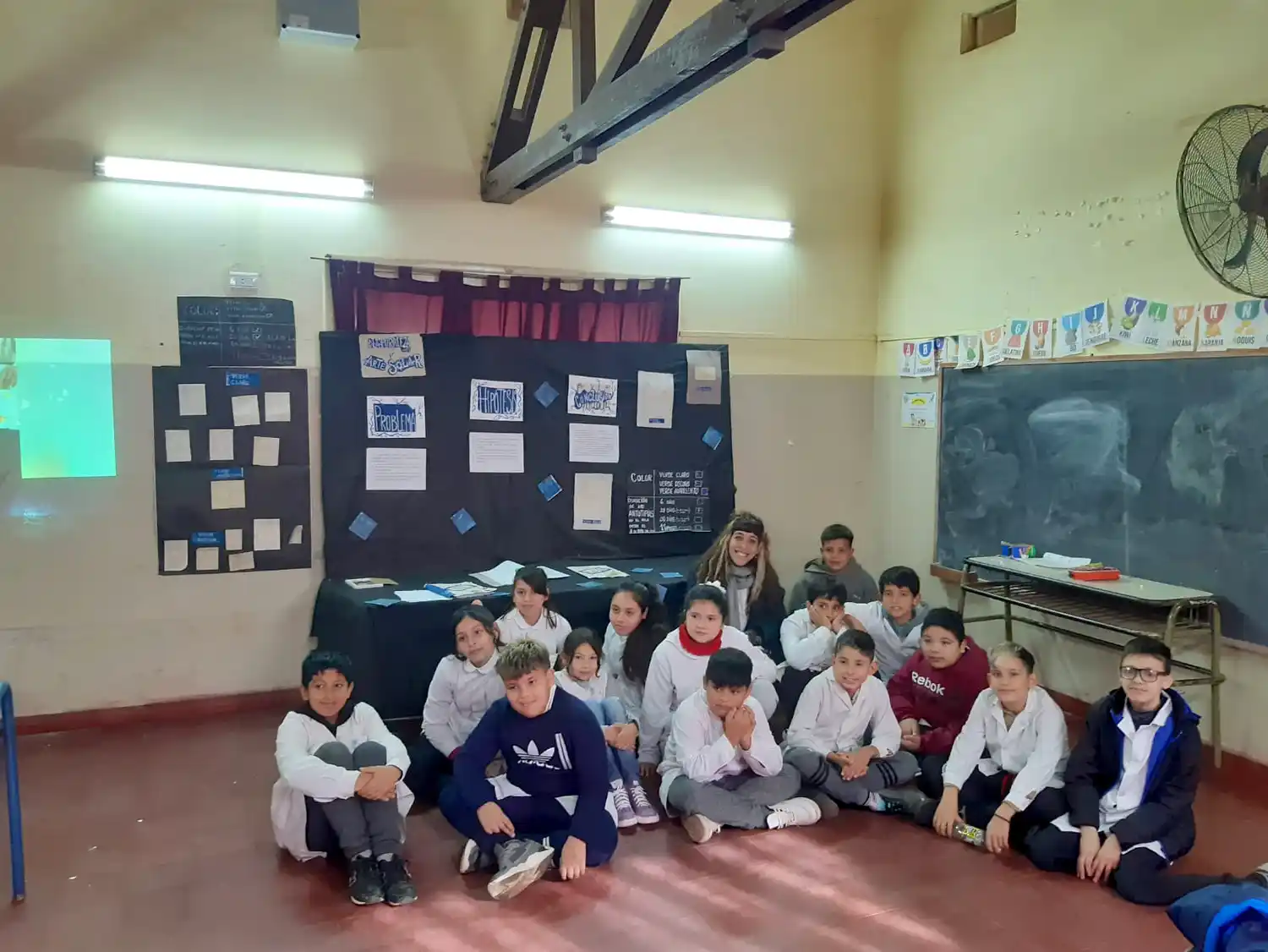 La docente Mara Emilia Hernández junto a sus estudiantes