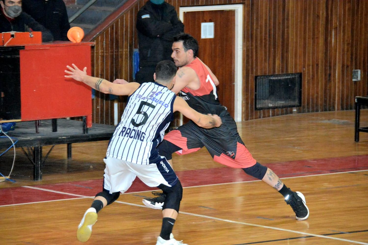 Independiente juega en la cancha del puntero