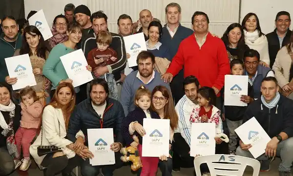 48 familias de la ciudad recibieron las escrituras de sus viviendas