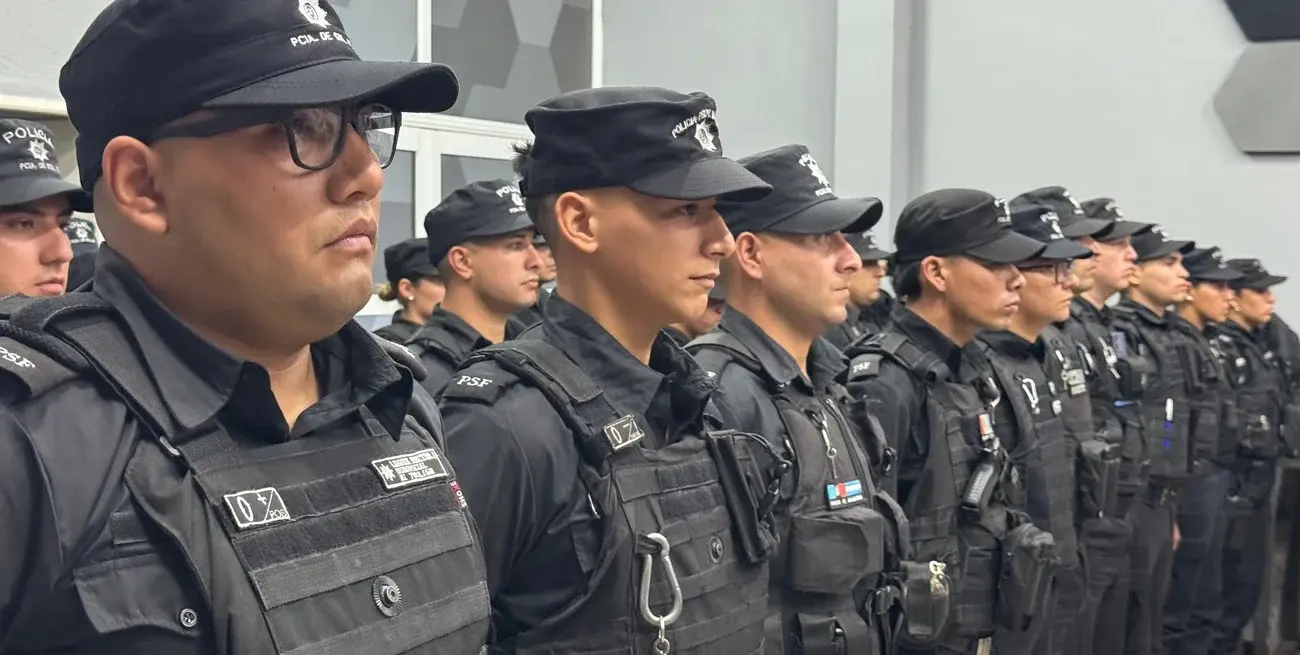 En el caso de los integrantes de las fuerzas de seguridad, carecen de un espacio paritario para discutir los salarios del sector. Por ello, el gobierno traslada automáticamente a los uniformados, las mejoras establecidas y acordadas en los otros ámbitos. Crédito: Archivo El Litoral