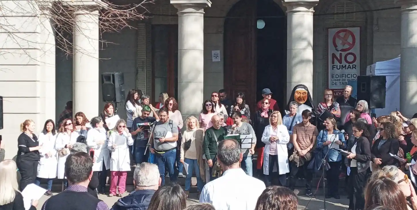 Profesionales del Hospital del Niños de La Plata realizaron un acto contra la violencia y pidieron que Kicillof los reciba