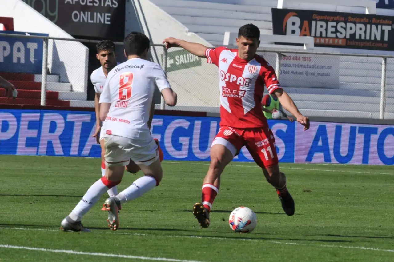 Pelota al pie para el tandilense García ante Zuqui. (Foto Gabriel Palomeque).