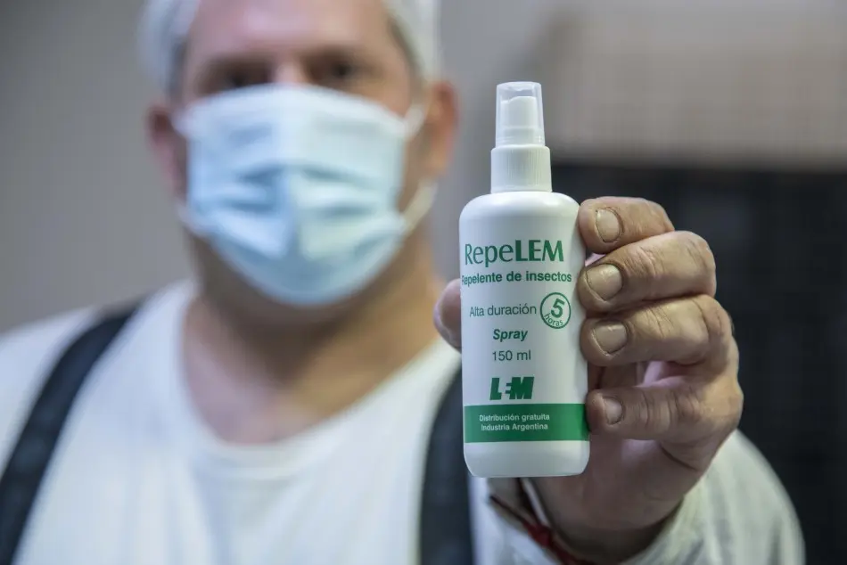El laboratorio de la Municipalidad reinició la producción de un repelente contra insectos