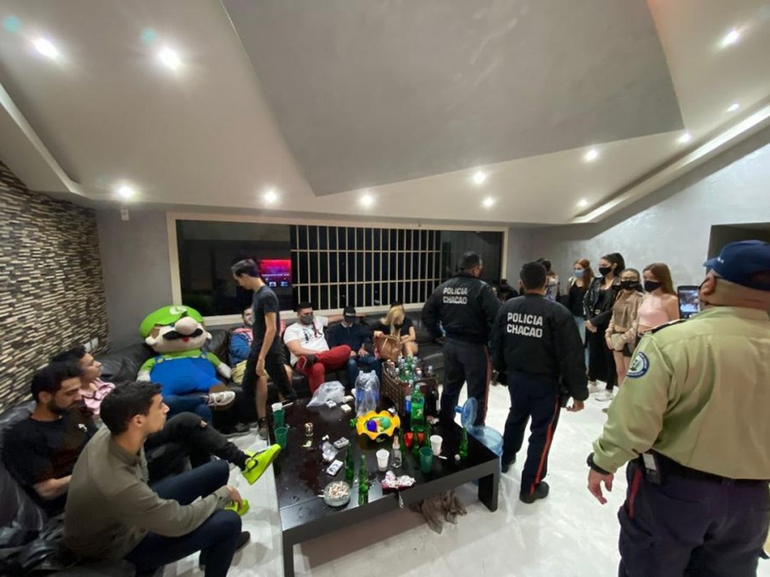 Casa por cárcel para los 22 jóvenes involucrados en la coronaparty de Altamira