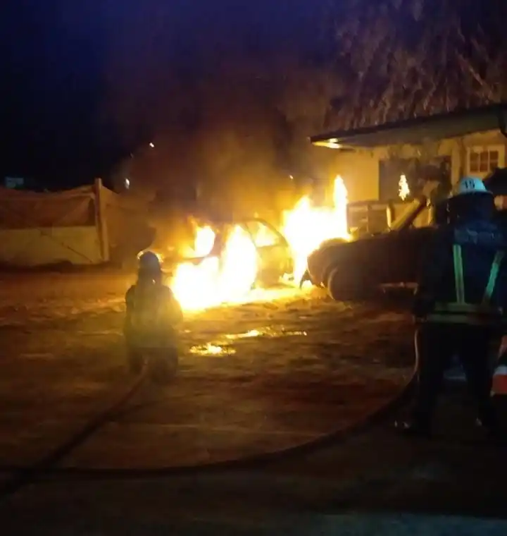 Rápidamente las llamas consumieron el automóvil.