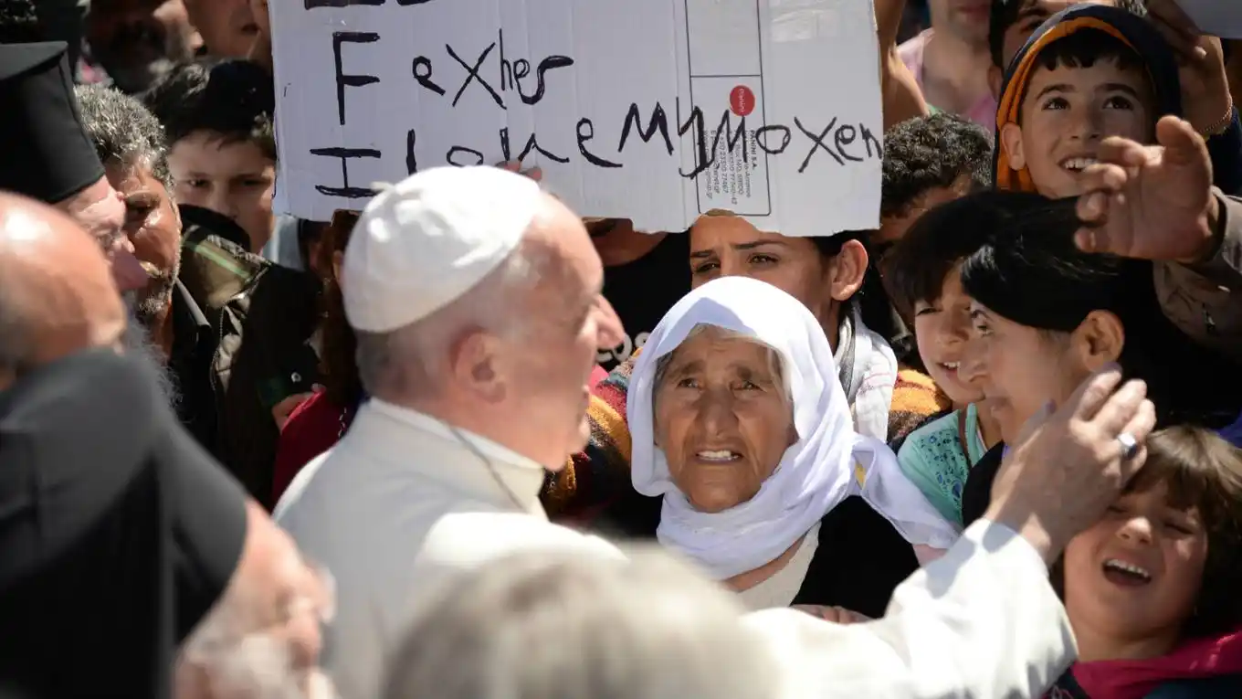 El Papa, a los inmigrantes en Lesbos: “No están solos, vine a escucharlos”