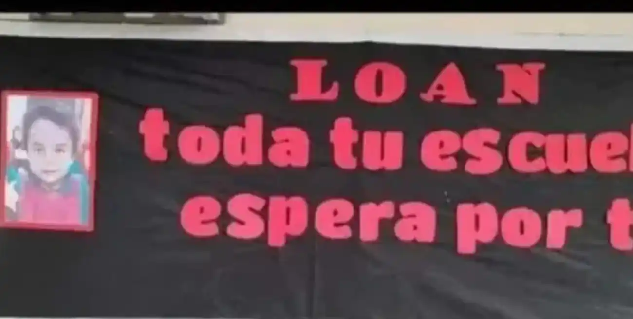 "Loan, toda tu escuela espera por tí", fue el cartel con la foto del niño desaparecido que colgaron en el jardín al que asistía y en el que sus compañeritos lo esperan.
