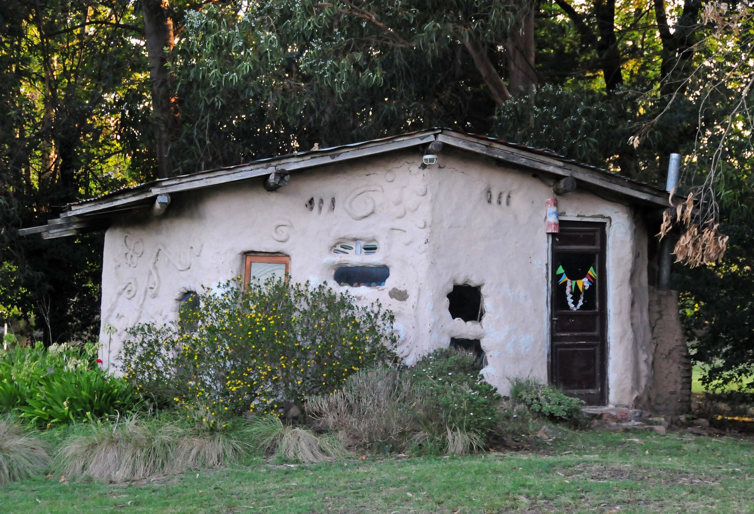 Ex alumnos y docentes de la Escuela Ernesto Sábato juntan firmas para preservar "La Casa de Barro"