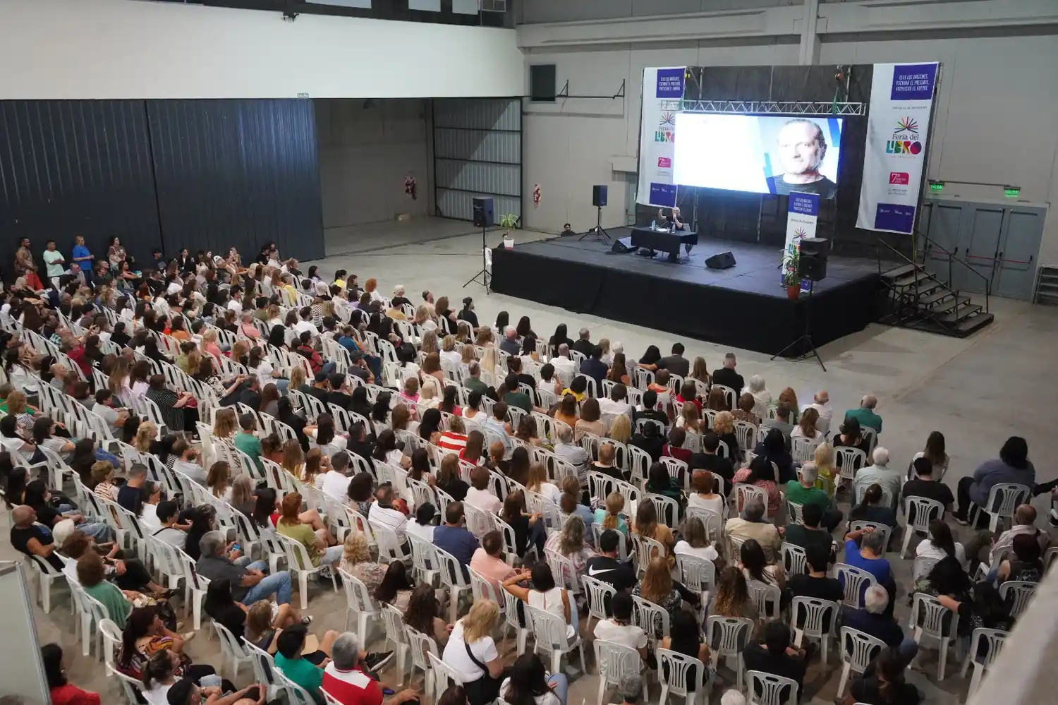 Habrá interesantes y variadas charlas en los escenarios dispuestos en el Superdomo.