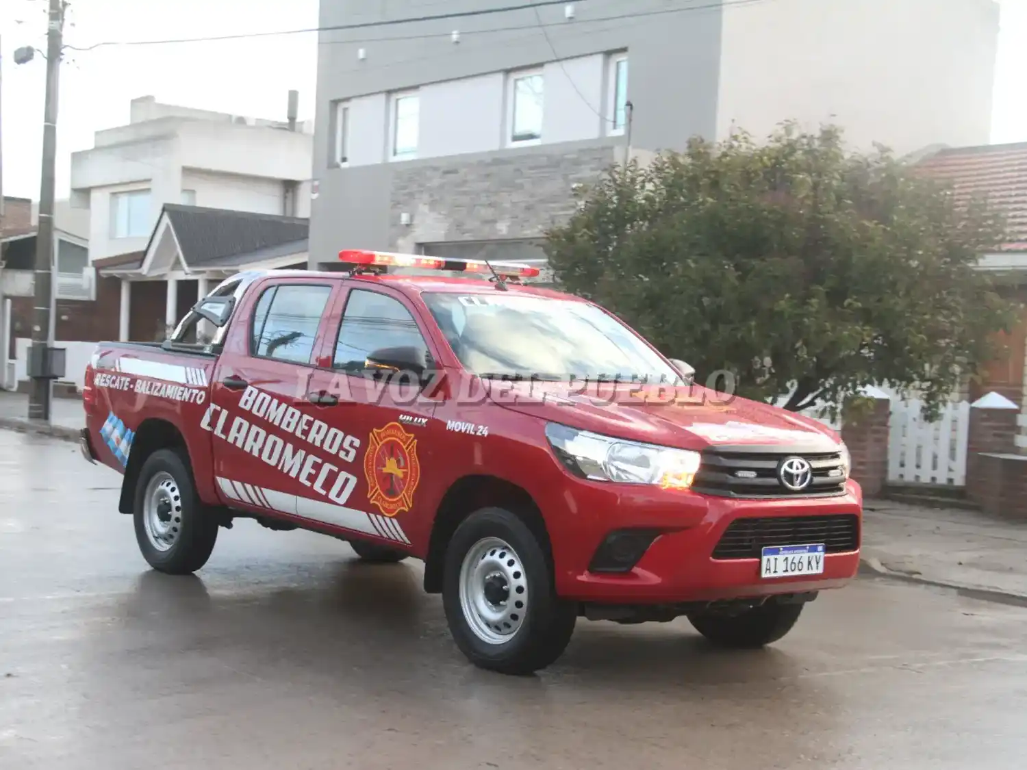 Presentación en sociedad de la pick-up 0km de los bomberos de Claromecó