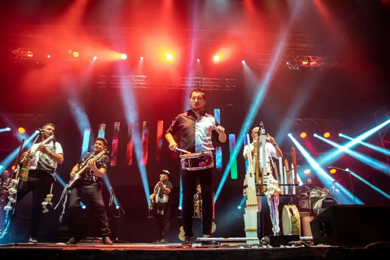 Los Tekis y “El Indio” Rojas llevaron el carnaval a Cosquín