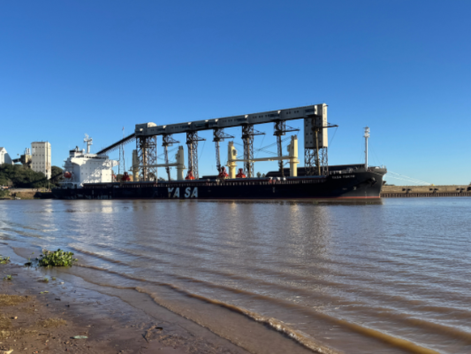 Barco varado en el Puerto: así son las imágenes exclusivas grabadas desde la cubierta del Yasa Tokyo