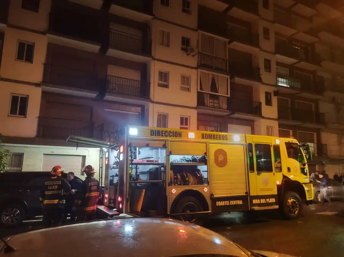 Incendio en un edificio del centro de Mar del Plata: un hombre fue hospitalizado