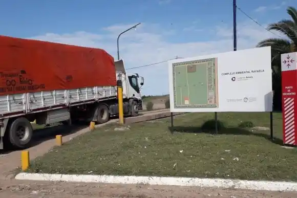 Residuos fuera del predio del Eco Punto