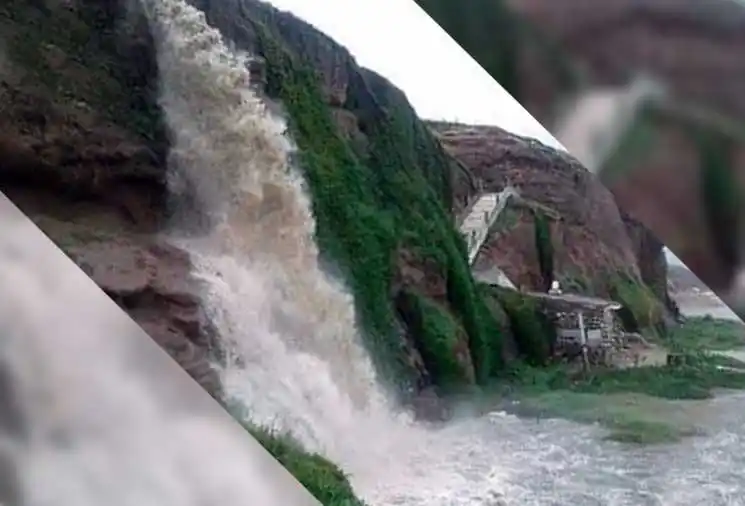El temporal produjo "cataratas" y destruyó accesos en Playa Serena