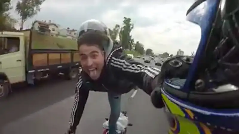 Se filmó haciendo piruetas sobre su moto: recibió una cataratas de insultos