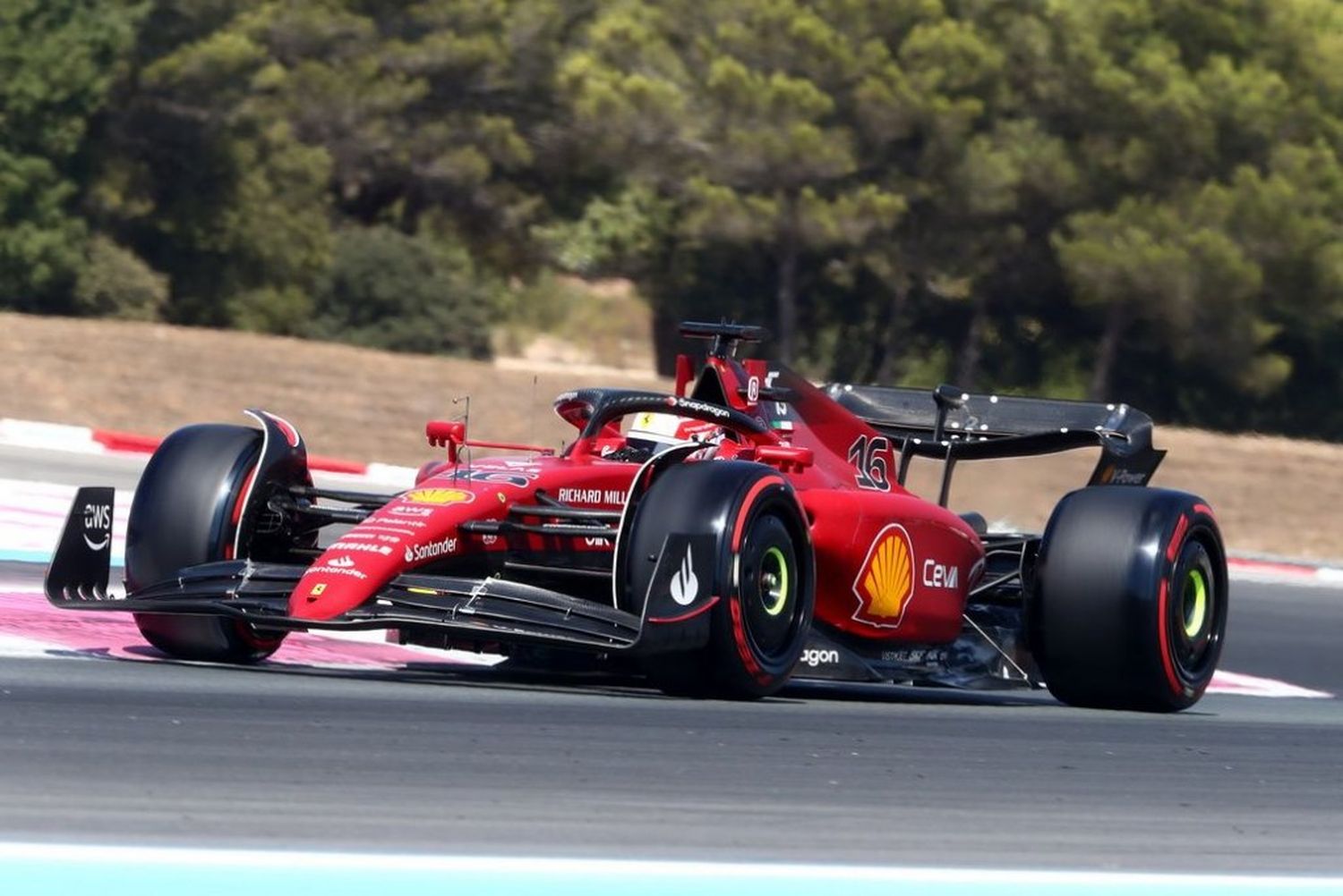 Charles Leclerc, a bordo de Ferrari, lideró la segunda práctica libre