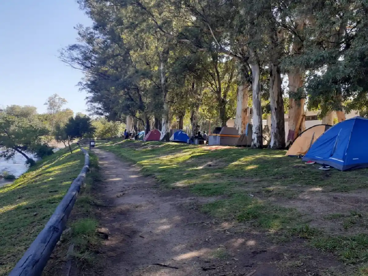 Minivacaciones en carpa, la elección de muchos turistas en Arroyito   