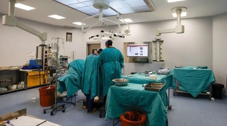 Le amputaron la pierna equivocada a un hombre de 82 años