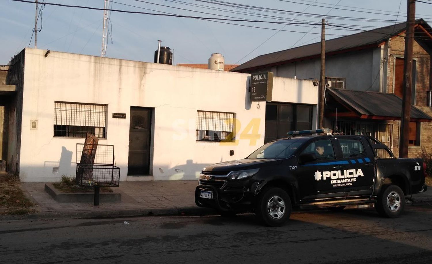 Firmat: menor demorado por intentar robar pertenencias de un auto