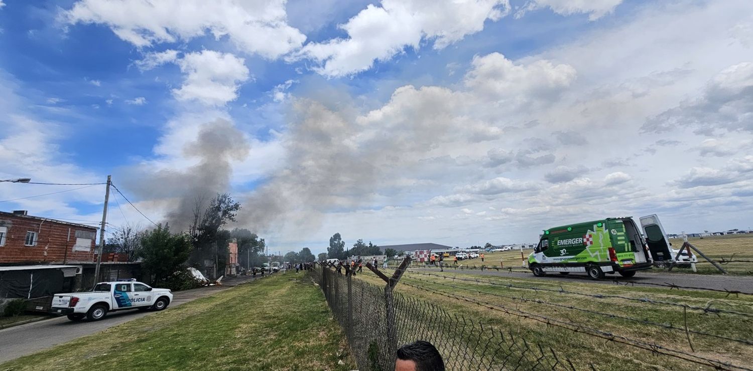 Un avión privado despistó en el aeropuerto de San Fernando y se incrustó contra una casa