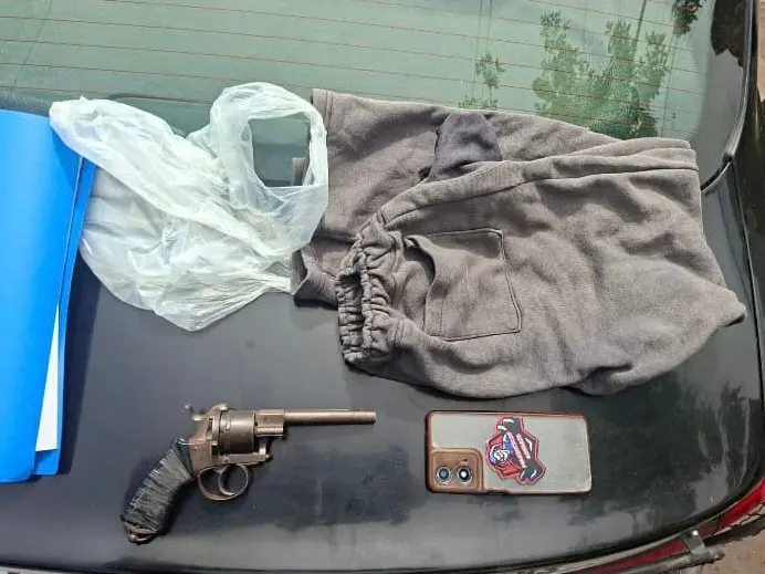 Un adolescente de 15 años cayó detenido con un arma de fuego en la zona noroeste.