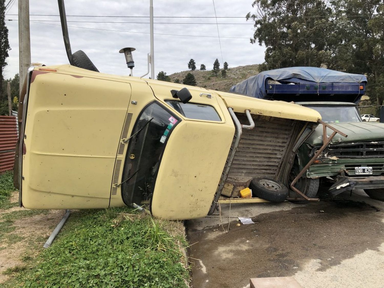 Una camioneta volcó tras ser embestida por un camión que se quedó sin frenos