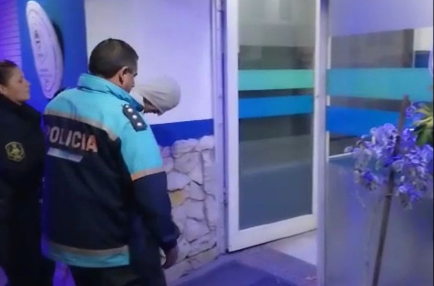 Amenazó a taxista con un trozo de vidrio en el cuello para robarlo