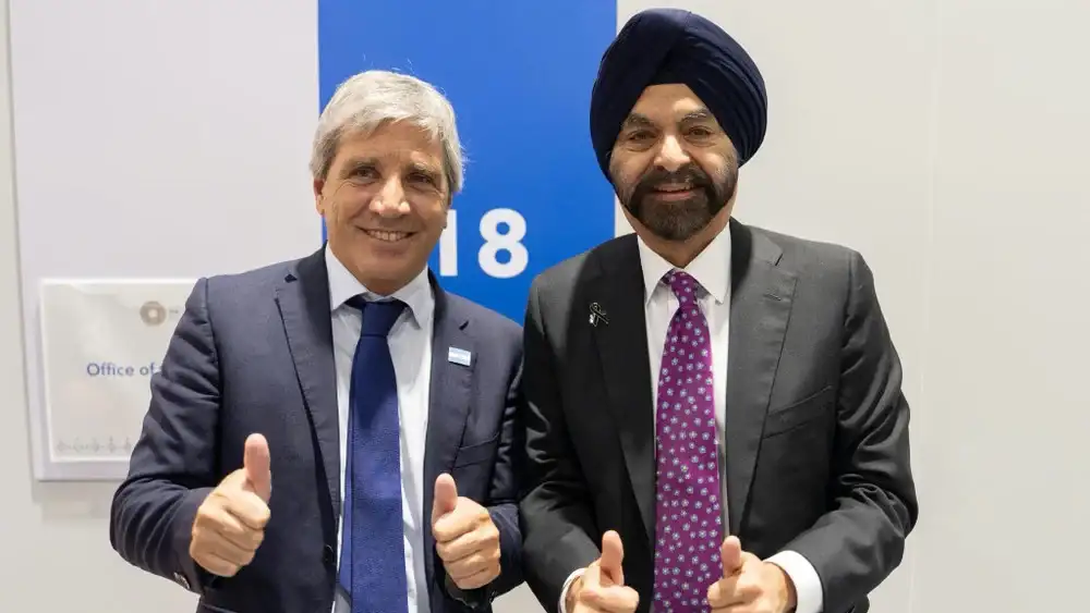 El ministro Caputo y el titular del BID, Ajay Banga, en la reunión de hoy en Bankok.
