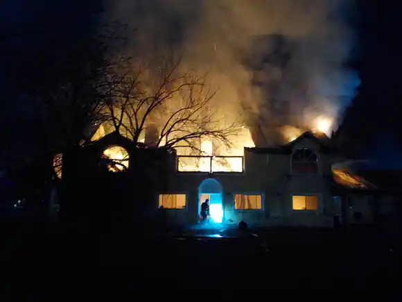 Feroz incendio con pérdidas totales en el Colegio Montessori de Funes: no se registraron heridos