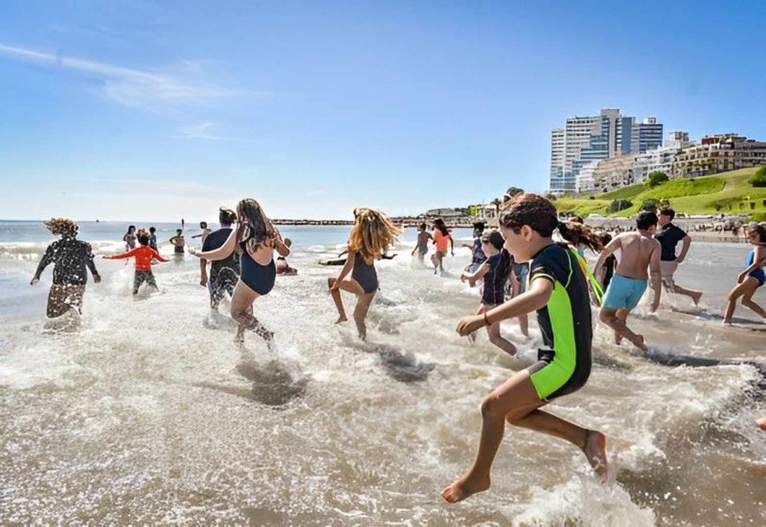 Al agua. En la Playa Deportiva de Bahía Varese