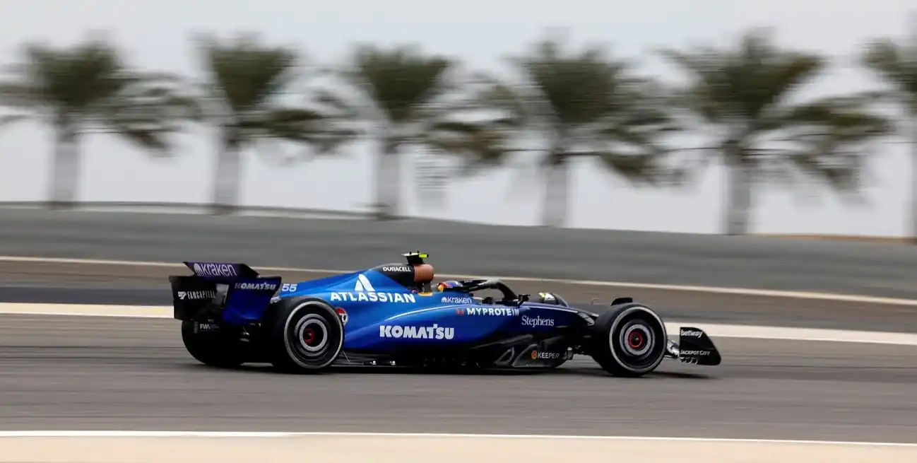 El Williams de Carlos Sainz fue la sorpresa del segundo día de test. Credito: REUTERS/Hamad I Mohammed