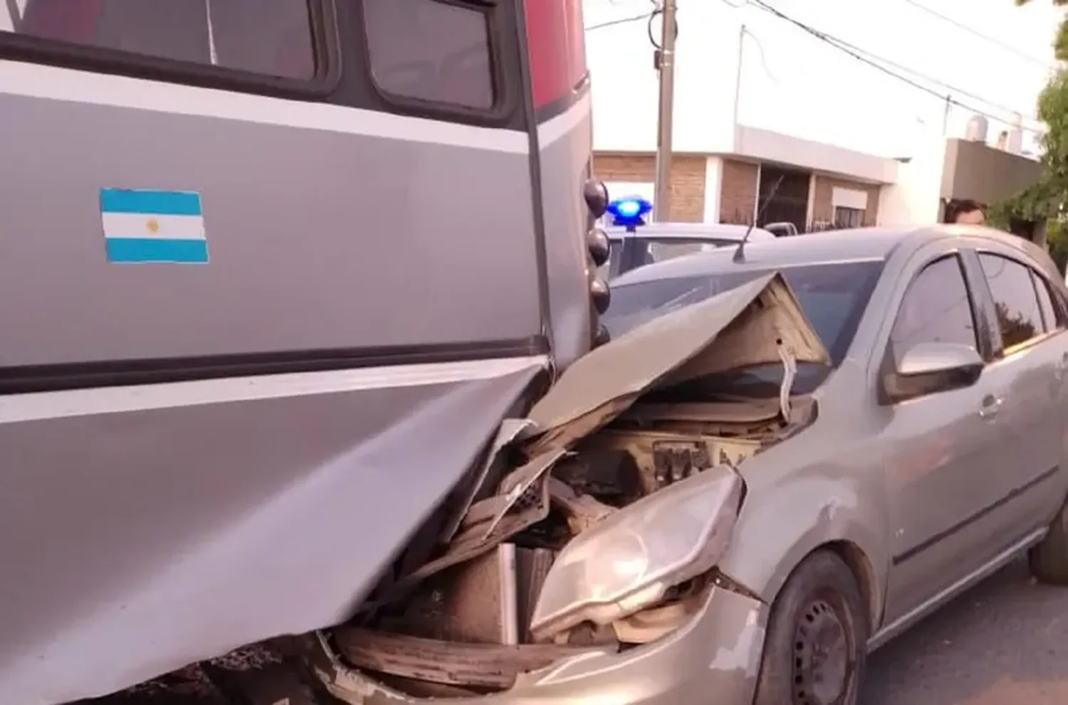 Un conductor arrancó el sábado de la peor manera: se incrustó en su auto contra un colectivo estacionado