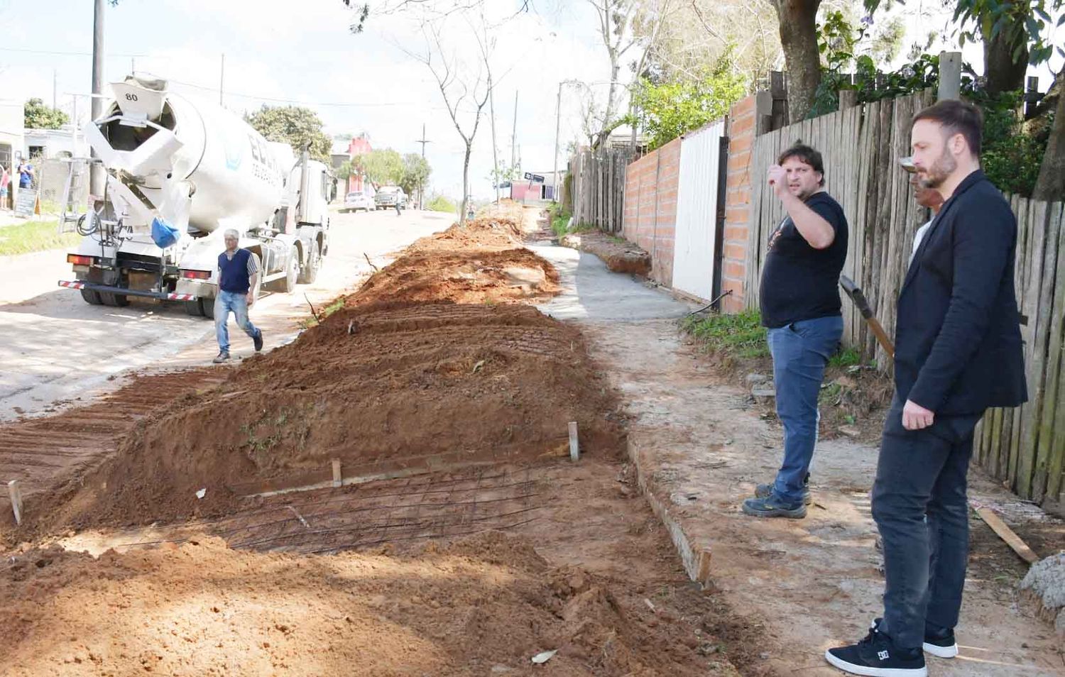 Azcué dialogó con los vecinos del barrio San Francisco durante una recorrida por las obras en ejecución