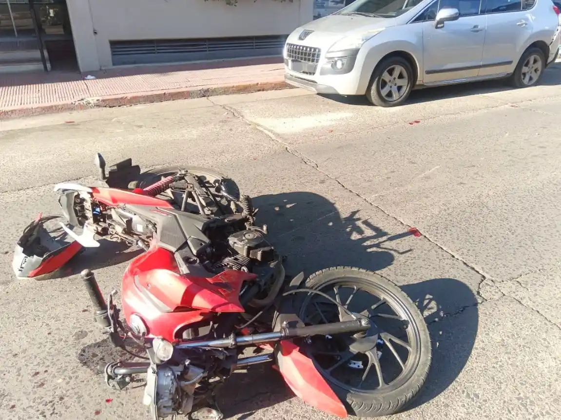 Un motociclista resultó lesionado tras chocar contra un auto estacionado