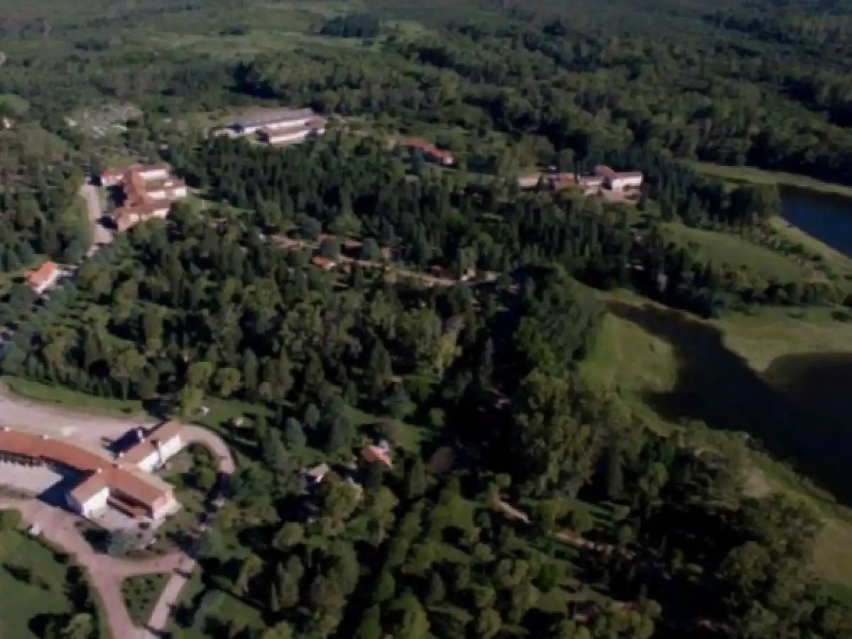 Llaman a concurso para concesionar los hoteles de Embalse