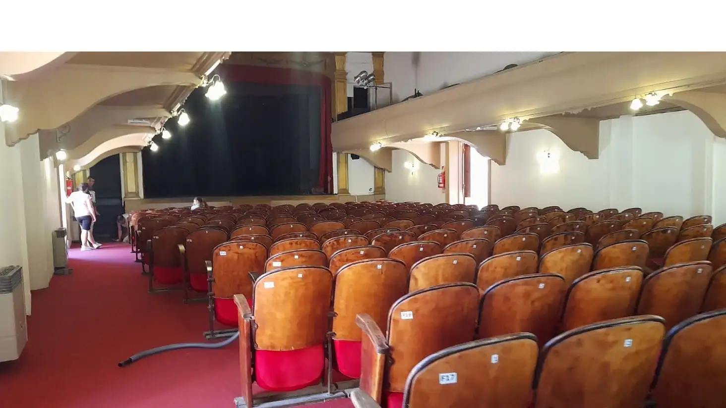 Trabajo de alfombrado en la sala del Teatro Italia.
