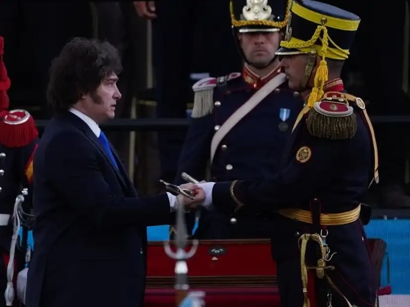 Milei encabezó la entrega del sable corvo de San Martín a los Granaderos: “Nos recuerda que la libertad es inclaudicable”