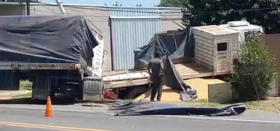 Ruta 33: un camión se incrustó en una vivienda en Chabás