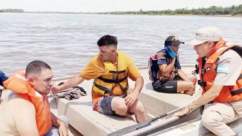 Prefectura rescató a dos personas que cayeron al agua en río Uruguay
