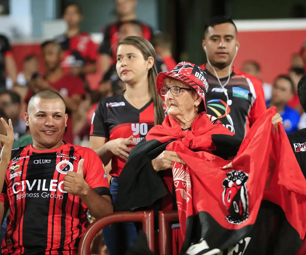¡VOLVIÓ! Hinchas del Deportivo Cúcuta celebran estar en segunda división (+ video)