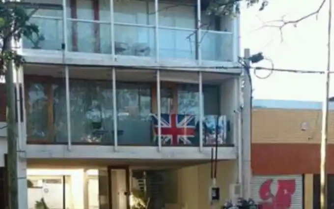 Video: Increparon a un hombre en La Plata que colgó una bandera inglesa el 2 de abril