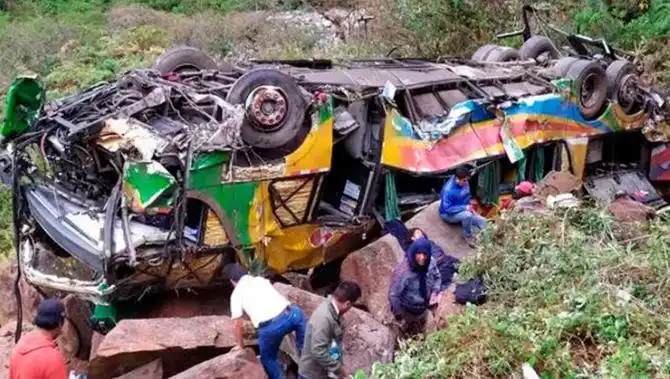 Perú: al menos 23 muertos al caer un micro por un barranco