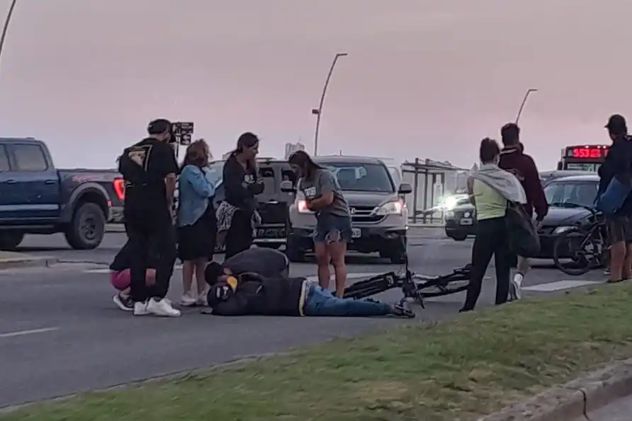 Una ambulancia del SAME llegó al lugar y trasladó al herido, que quedó tendido sobre el pavimento.