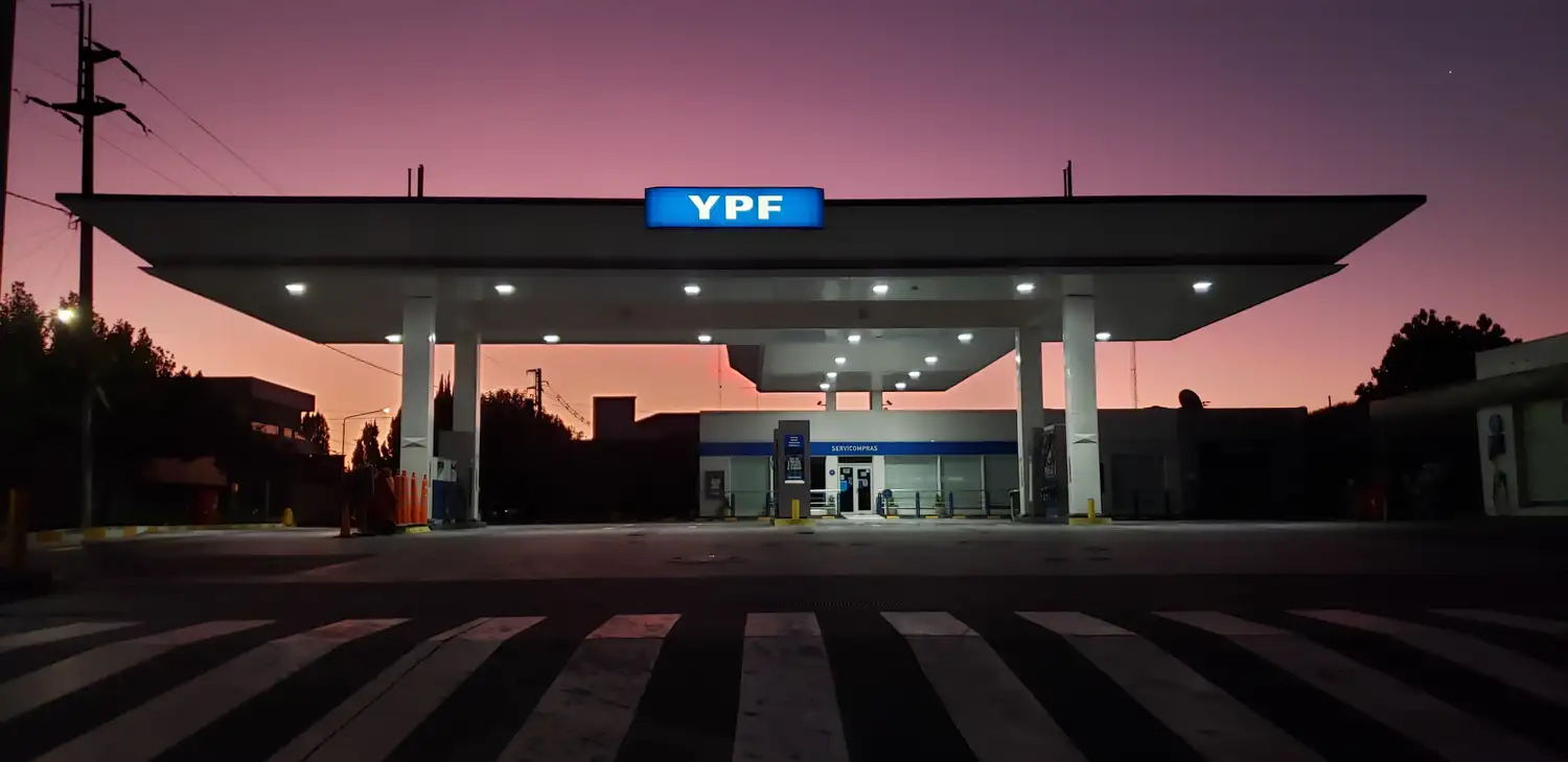 YPF implementará precios variables por hora y autoservicio de combustibles en todo el país