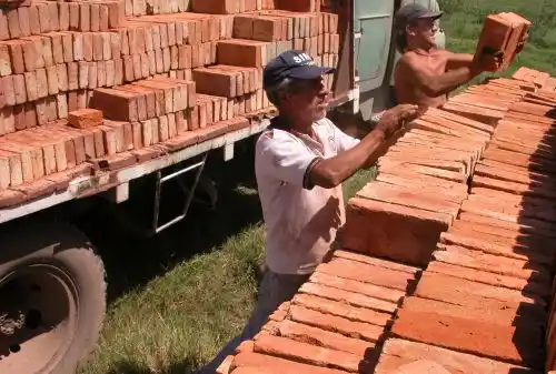 Encuestan a ladrilleros para mejorar las condiciones del sector
