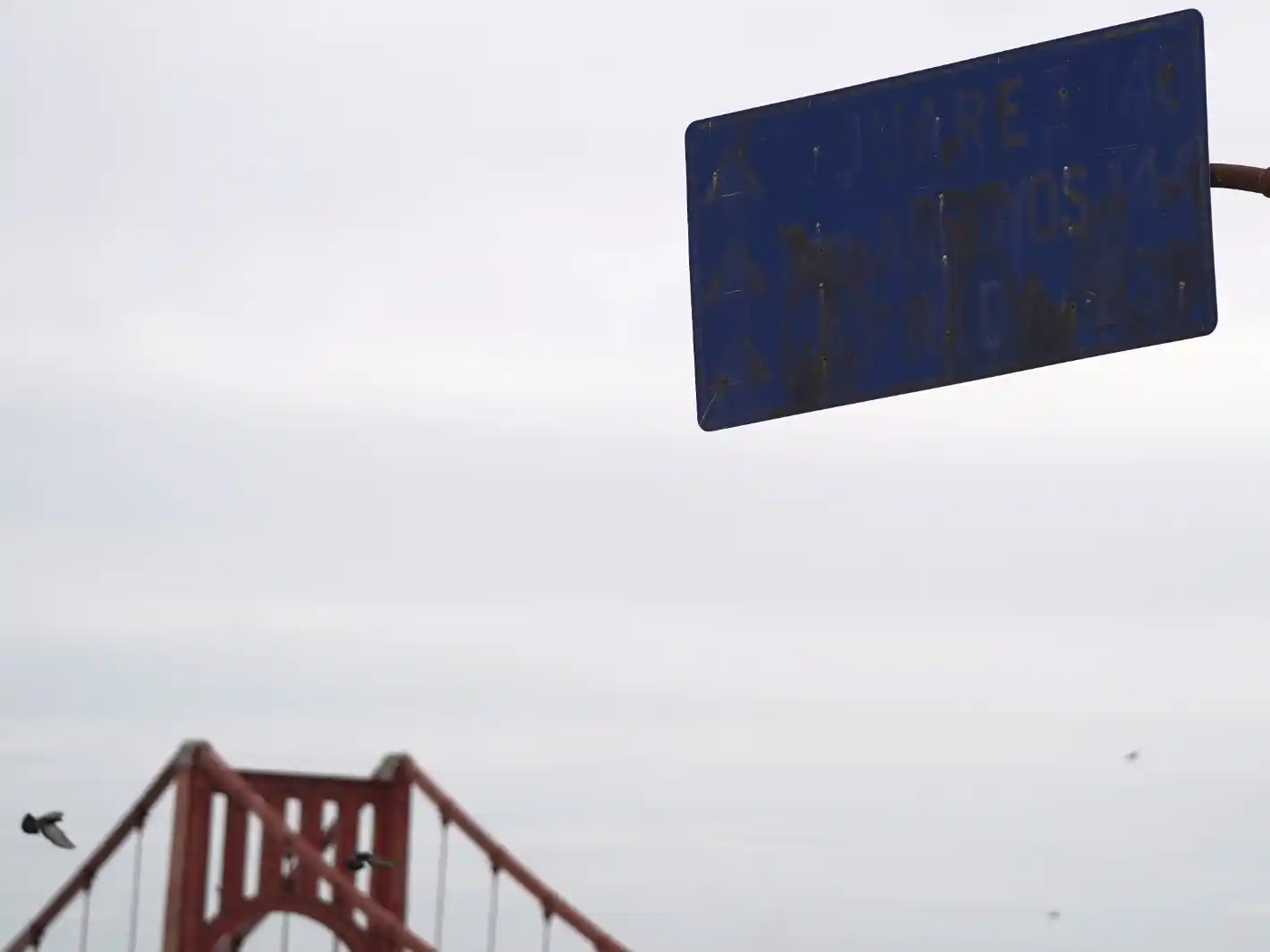 Indescifrable. El cartel contiguo al puente Colgante, sobre el sector de Quequén