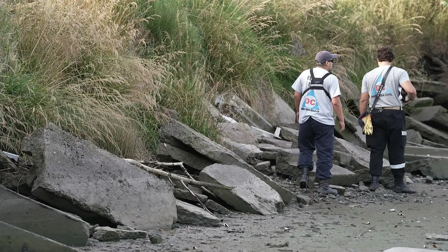 Rastrillajes. Por tierra y ambas márgenes del río Quequén, se complementan
